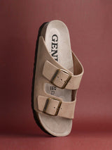 Sandalia Genuins hawaii en color beige/taupe en piel serraje con doble hebilla y tiras ajustables perfectas para los pies más delicados.