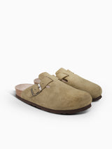 Zueco Genuins Riva de piel serraje color kaki con planta anatómica de corcho y hebilla ajustable metálica para mujer en vista lateral doble 