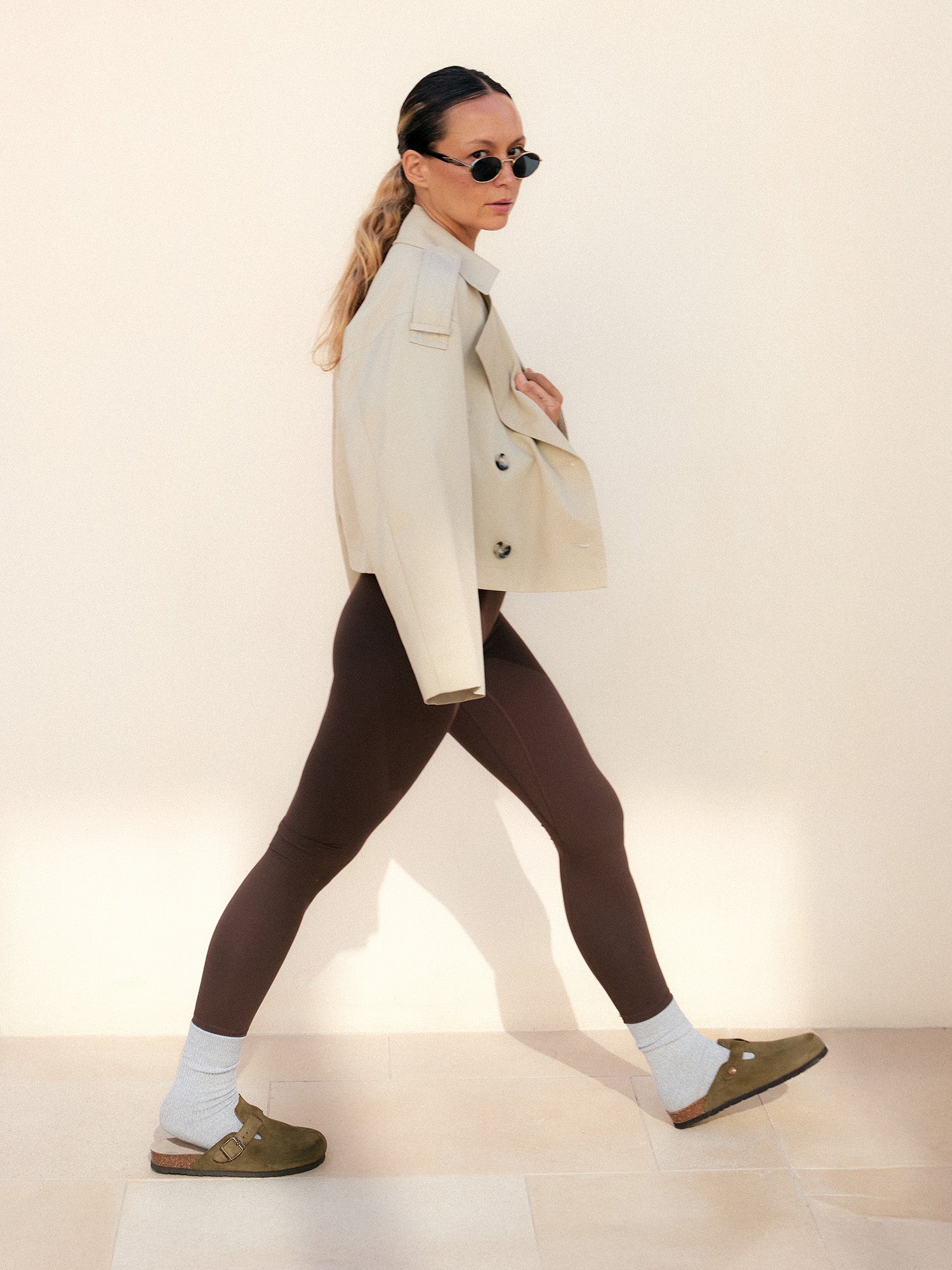 Zueco Genuins Riva de piel serraje color kaki con planta anatómica de corcho y hebilla ajustable metálica para mujer lifestyle